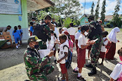 Cegah  Covid-19, Satgas Yonif MR 413 Kostrad Bagikan Alkes di Sekolah Papua