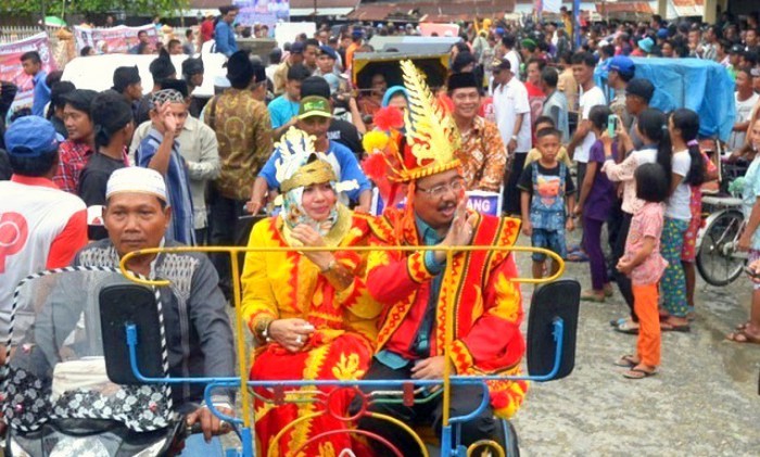 Gubsu Bersama Isteri Dikenakan Pakaian  Adat  Nias  di Pulau 