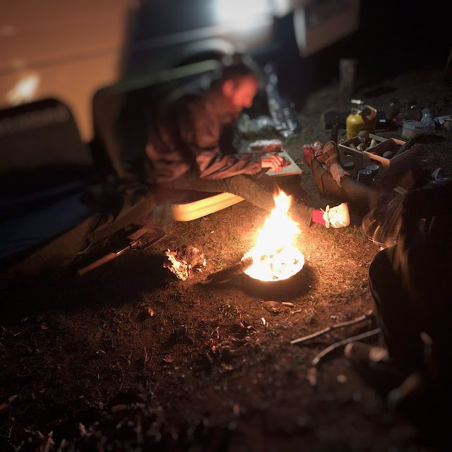 Quitte à camper sur le parking, autant y faire du feu ! Quitte à camper sur le parking, autant y faire du feu !