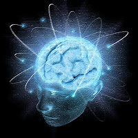 Imagen de cerebro radiante en silueta de cabeza humana
