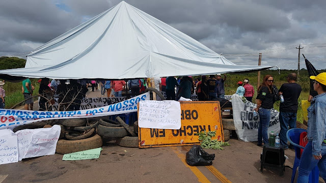 GREVE – Grupo de professores tomam conta de trecho da BR e bloqueiam trânsito 2 GREVE – Grupo de professores tomam conta de trecho da BR e bloqueiam trânsito