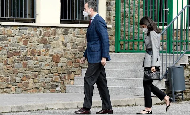 Queen Letizia wore a double breasted glen plaid blazer from Carolina Herrera, and a black lace trim camisole top from Zara