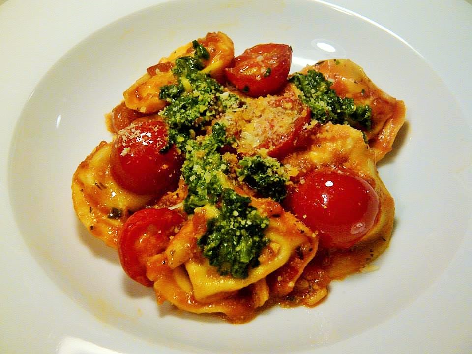 Dr. S cooks Spinach & Ricotta Tortellini with Cherry Tomato Sauce