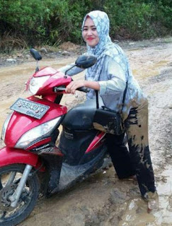 Menerjang Lumpur Demi Mendidik Calon Penerus Bangsa Menerjang Lumpur Demi Mendidik Calon Penerus Bangsa