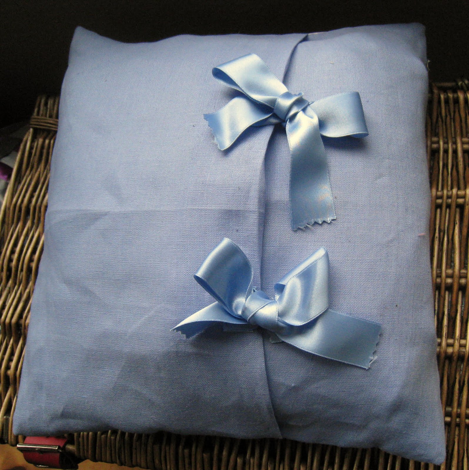 RosMadeMe A Zipfree Christmas Ribbon Cushion Tutorial