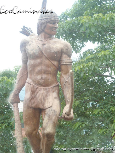 EcoCaminatas estatua alusiva a la tribu Panche