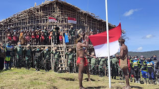 Kepala Suku Pegaf, Terima Bendera Merah Putih dari Pangdam Kasuari : Sampai Kapanpun Kami Tetap NKRI