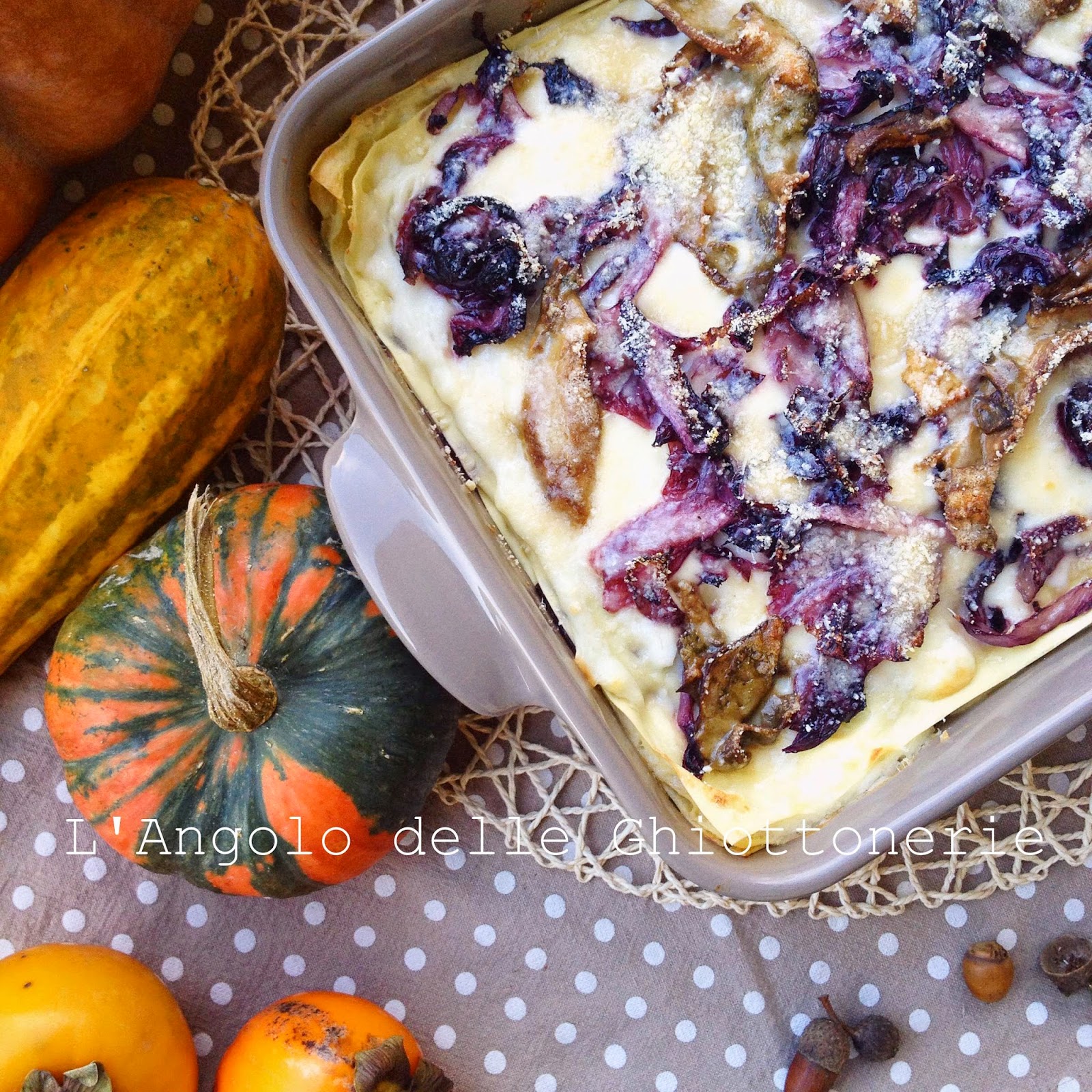 sogno di una notte di mezz'autunno. lasagna bianca con radicchio di chioggia, porcini e taleggio