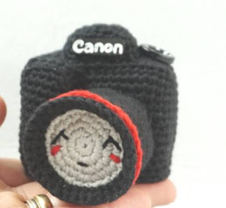 PATRON GRATIS CAMARA DE FOTOS AMIGURUMI 43934