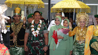 Tiba di Aceh, Kasad dan Ny. Hetty Andika Perkasa Disambut Upacara Adat  "Peusijuek"
