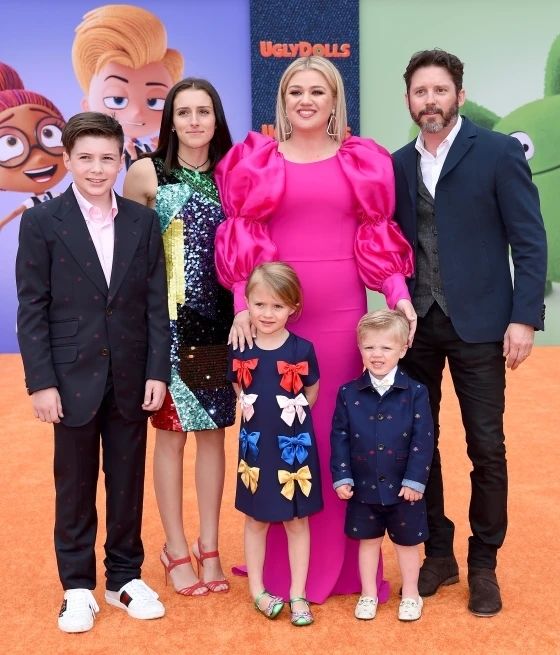 Kelly Clarkson Divorce Update:She made payment to Brandon Blackstock $ 200K for monthly support