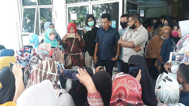 Ratusan Orangtua Peserta Didik Demo PPDB Tingkat SMP di DPRD Padang