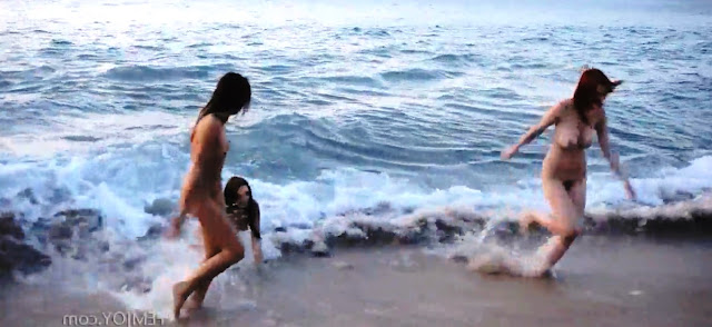 Голенькие девки резвиться на пляже