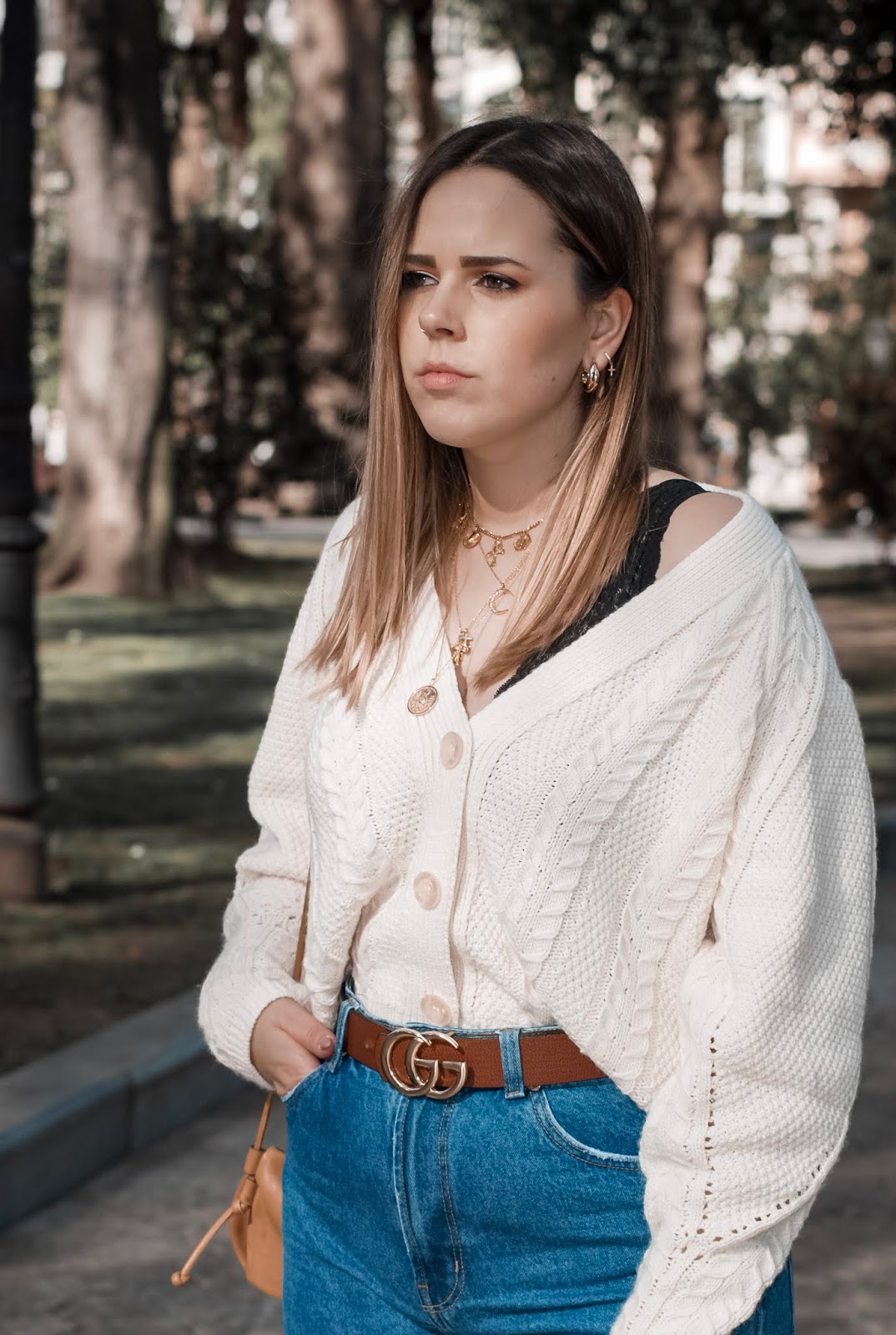 Outfit con cardigan y mom jeans