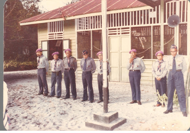 Barisan ahli Pasukan Latihan Negeri Johor Di hadapan Bangunan Dewan