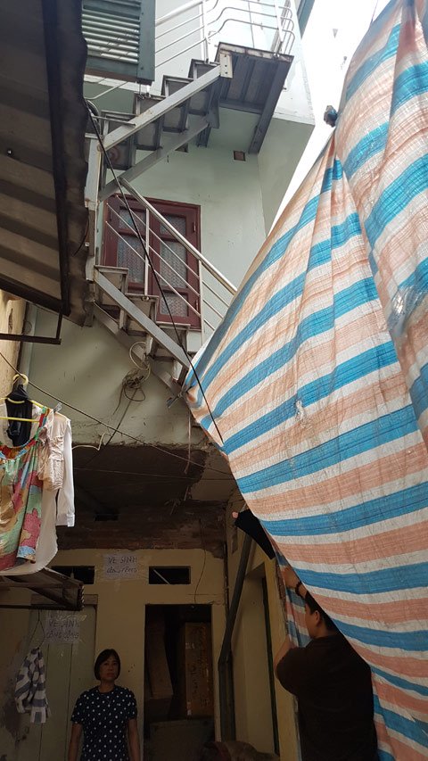 Cầu thang dẫn lên căn nhà kiên cố ngự trên nóc buồng vệ sinh