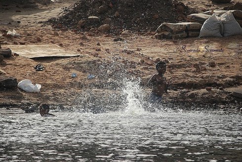 Bambini si tuffano e giocano nel Nilo