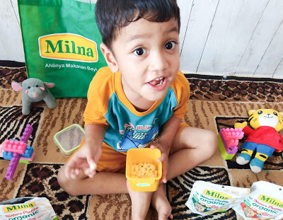 ghazy mencoba makan milna nature puff yang lezat