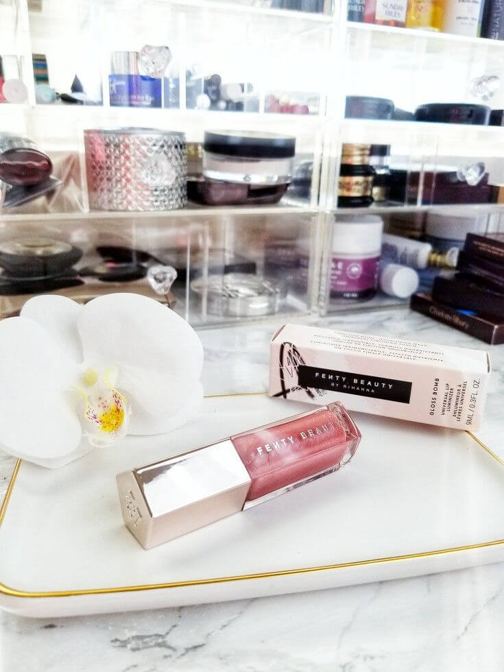 Luminosité universelle pour les lèvres Fenty Beauty Gloss Bomb dans Fussy | Est-ce que ça fait hype? Intro Shot Luminosité universelle pour les lèvres Fenty Beauty Gloss Bomb dans Fussy | Est-ce que ça fait hype? Intro Shot