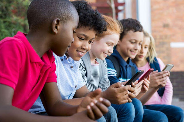 Crianças com Smartphones