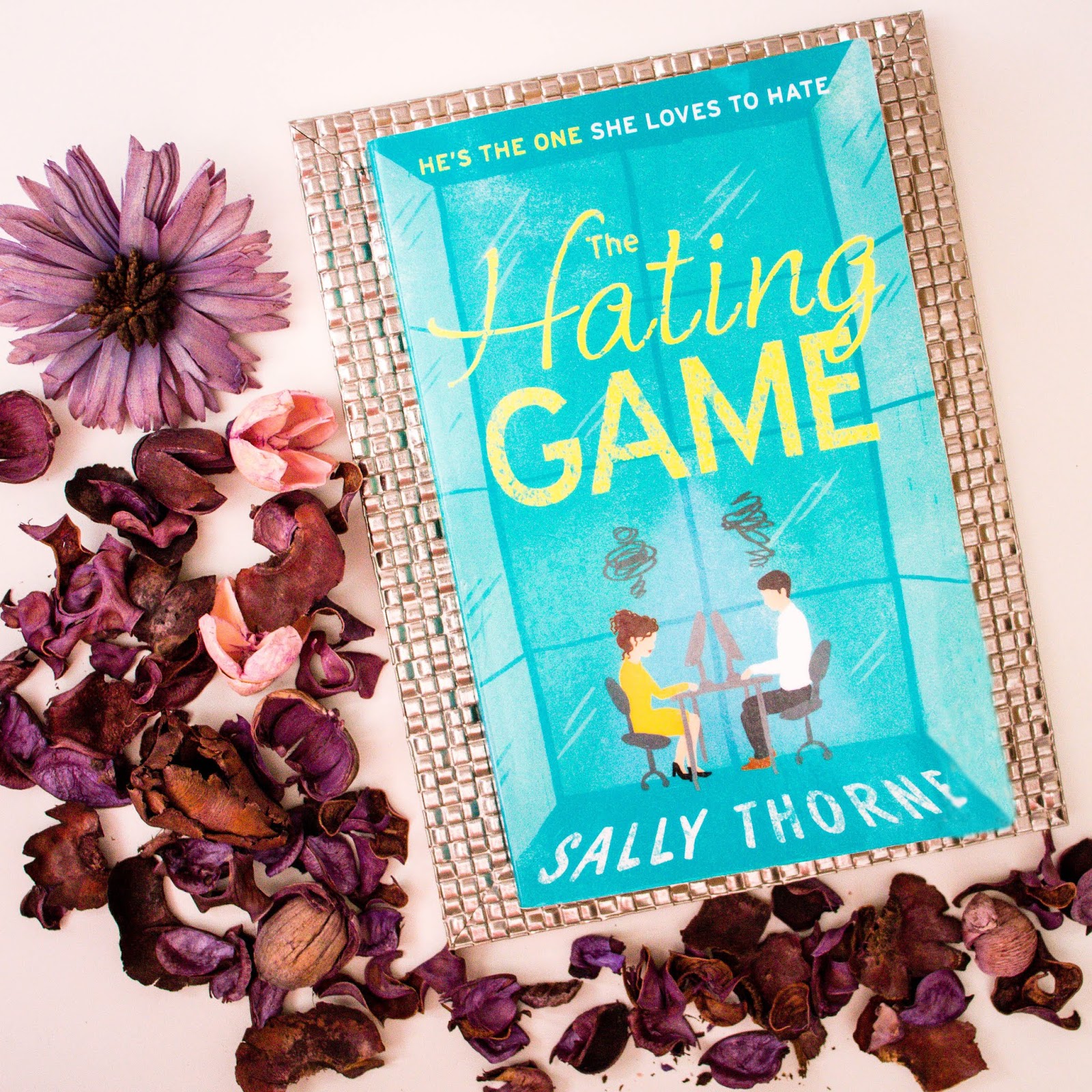 O Jogo do Amor e Ódio - Sally Thorne  Jogos de amor, Personagens de livros,  Sagas de livros