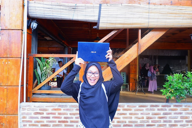 memegang asus zenbook laptop