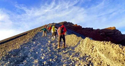 To go Summit of Mount Rinjani 3726 m