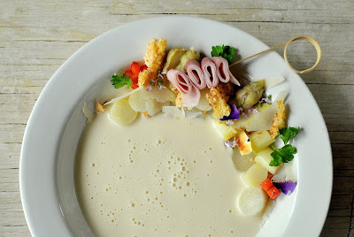 Spargelsuppe mit Parmesan und Prosciutto cotto Spieß