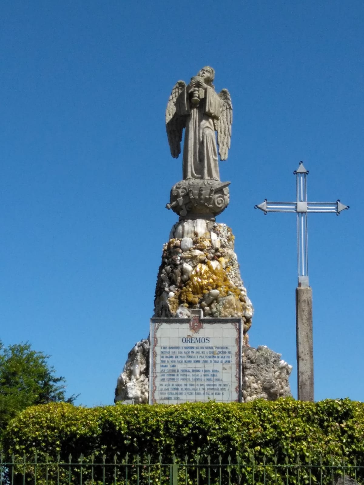 MineralesDB Cuarzos del santuario de Nuestra Señora de la Paz, Barral, Portugal MineralesDB Cuarzos del santuario de Nuestra Señora de la Paz, Barral, Portugal