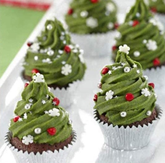 Cupcakes de navidad fáciles de hacer con el kit de herramientas para decoración de pasteles y cupcakes