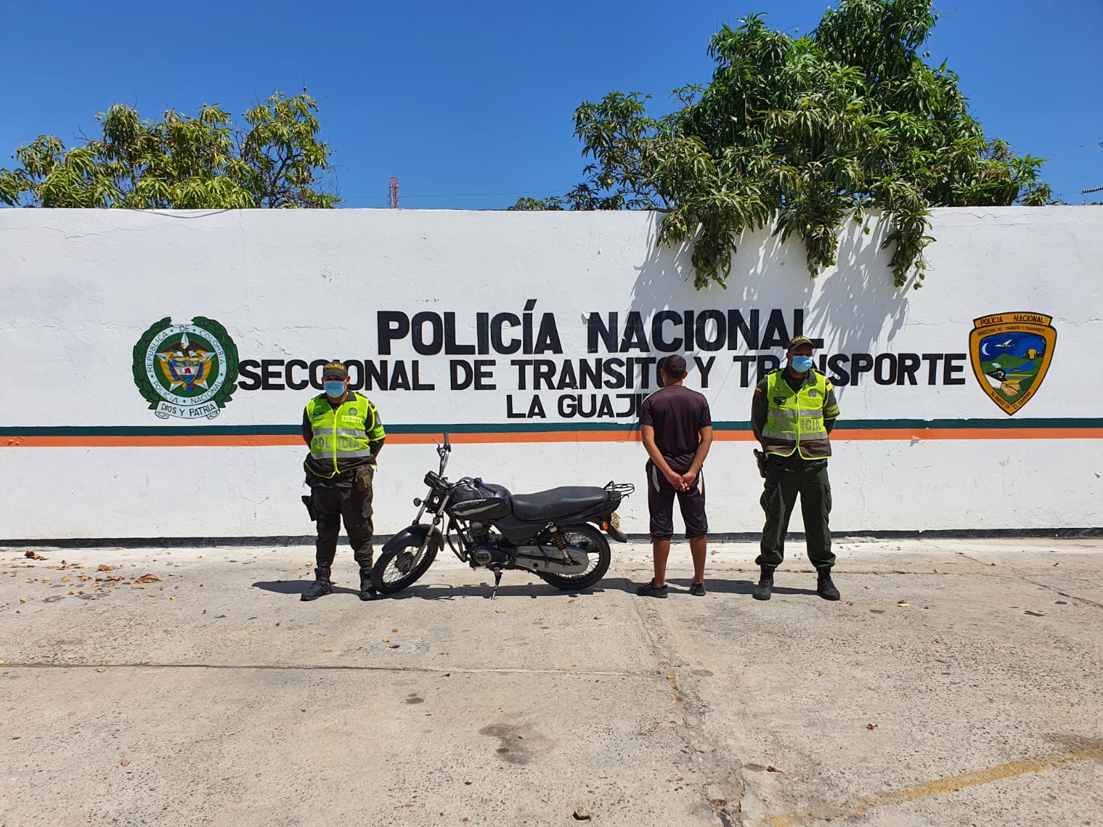 https://www.notasrosas.com/Cuatro personas con Licencias de Tránsito Falsas, capturadas en vías de La Guajira