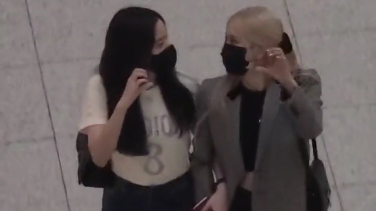 [연예] [사진]         오늘 공항출국한 귀여운 블랙핑크 로제와 지수 사진 모음 -  와이드섬