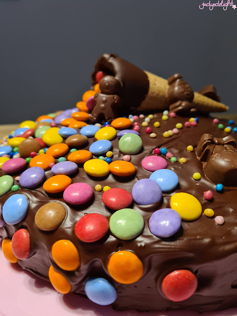 Geburtstagskuchen mit Schokolade und Smarties