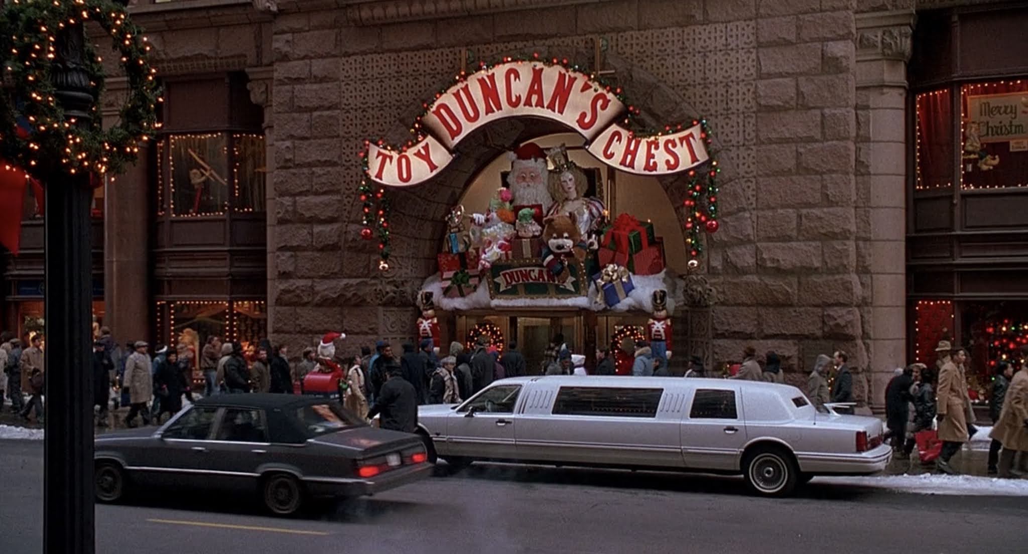 кевин в нью йорке у елки. Alone in new york. Alone in new york. маколей калкин 1992. кевин маккалистер один дома 2 отель.