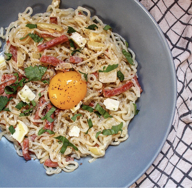 PÂTES AU KONJAC, BACON CHÈVRE & PERSIL