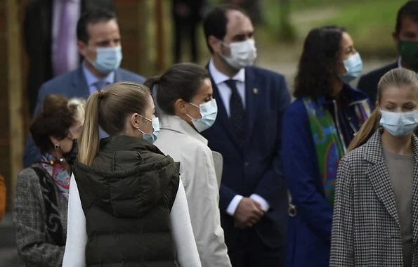 Queen Letizia wore a trench coat and cashmere sweater by Hugo Boss. Crown Princess Leonor wore a new checked coat by Springfield. Infanta Sofia