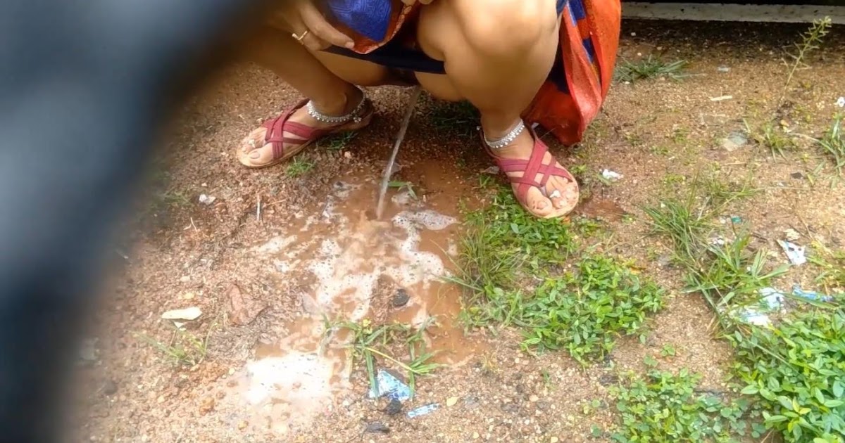 Voyeur Piss Indian Mom Outdoor Public Pissing
