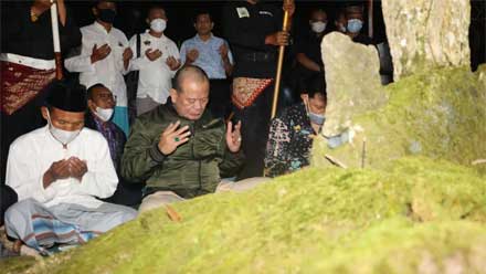 Ketua DPD Ziarah ke Makam Raja-Raja Sekala Brak Kepaksian Pernong