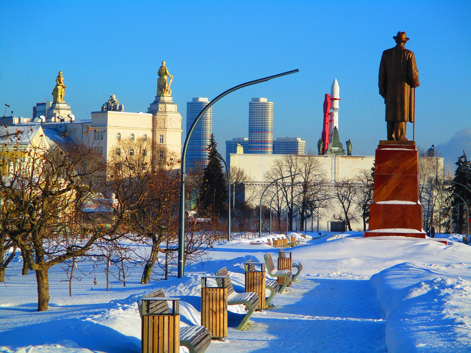Каким будет январь в москве. Москва в январе. ВДНХ зимой. Москва зима 2019. Москва январь 2005.