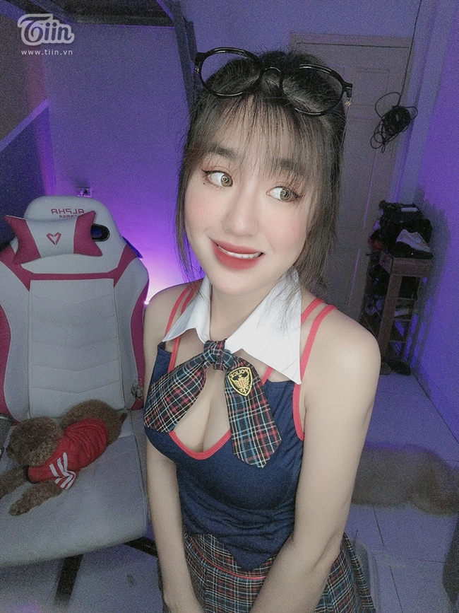 nữ streamer khoe vùng nhạy cảm trên livestream