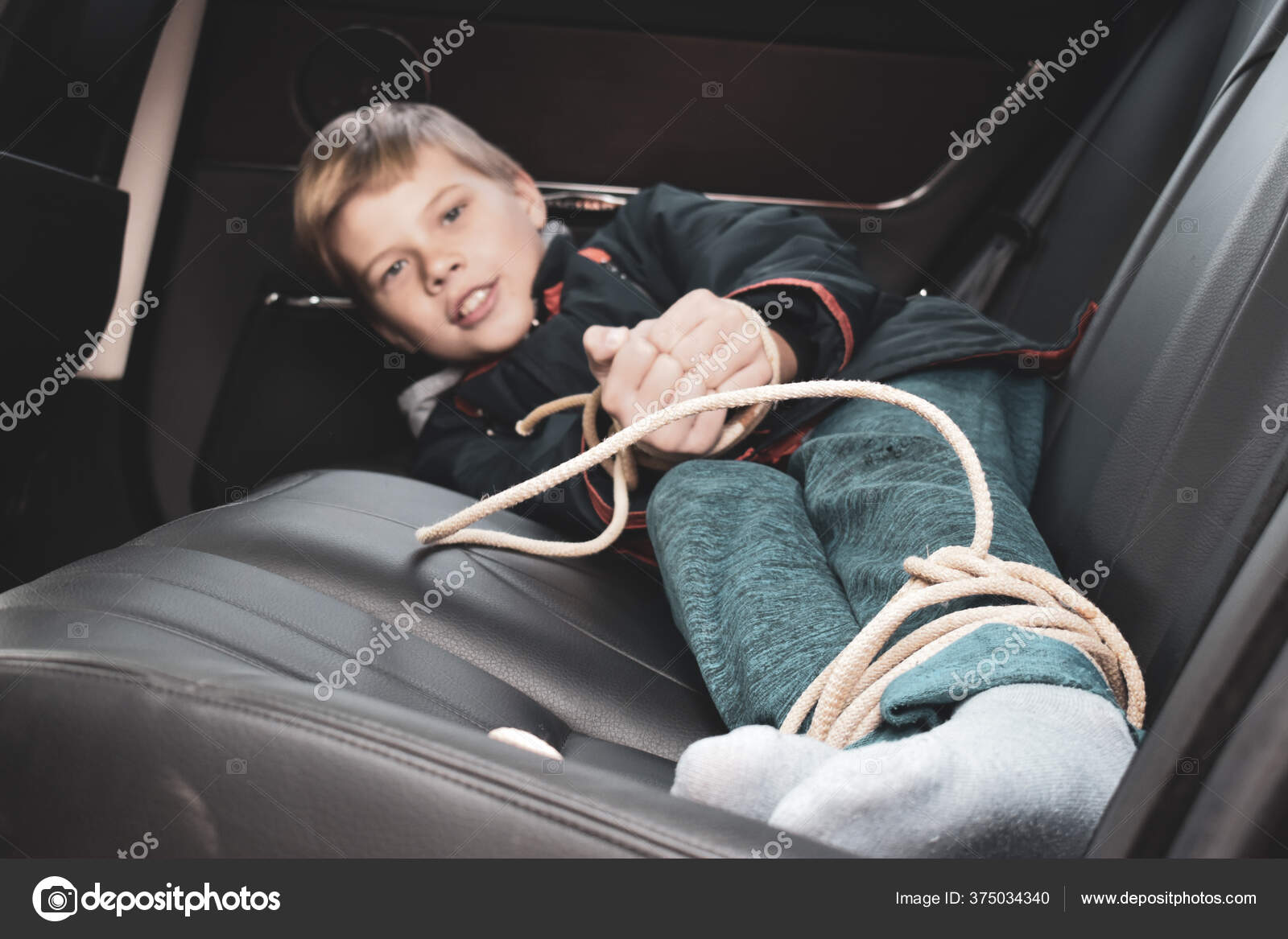 Песни мальчик на машине. Мальчик связанный в машине. Связанные дети в багажнике.