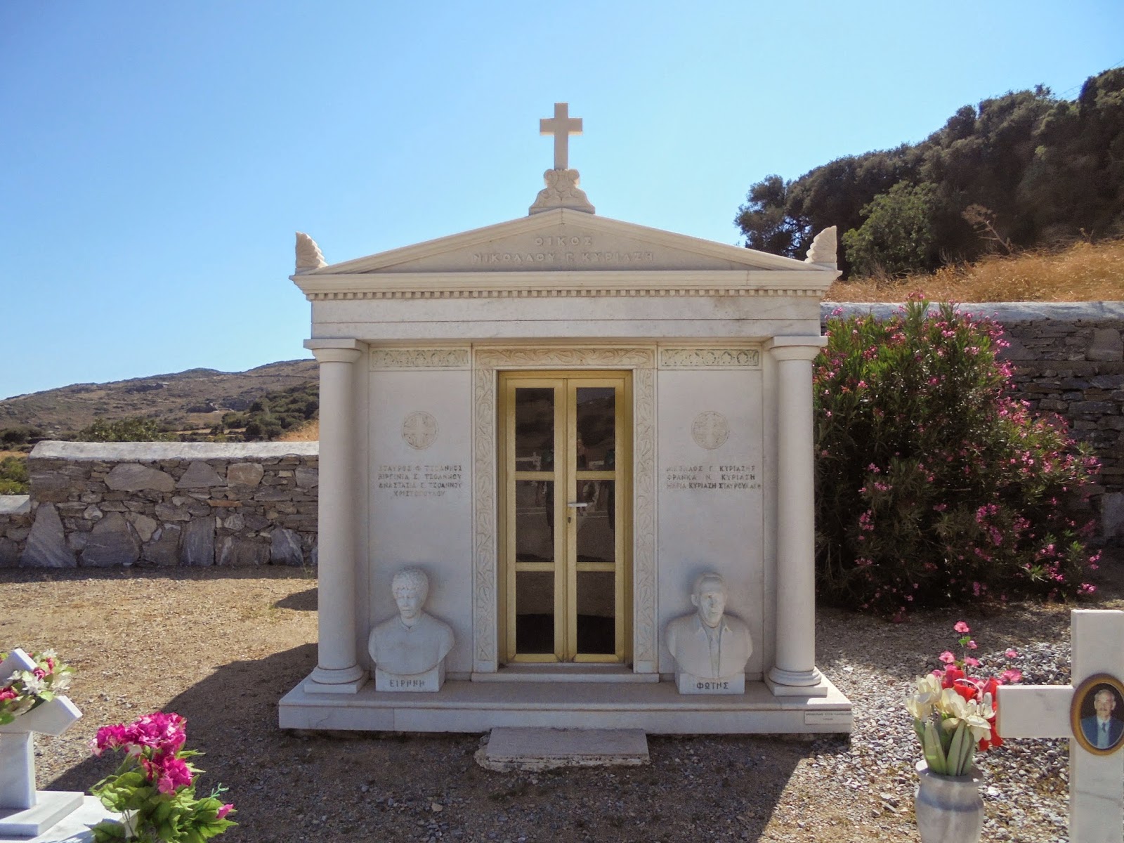 το ταφικό μνημείο του οίκου Κυριαζή στο νεκροταφείο του Ταξιάρχη της Μελίδας Άνδρου