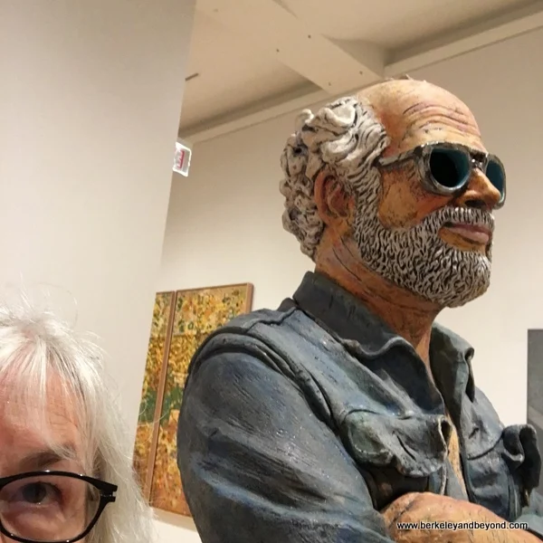 blogger Carole Terwilliger Meyers in selfie with Robert Arneson's "Calfornia Artist" (1982) at the SFMOMA