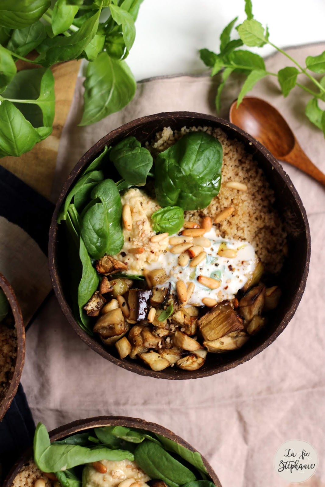 Bol D Aubergines Grillees Houmous Et Pousses D Epinards La Fee