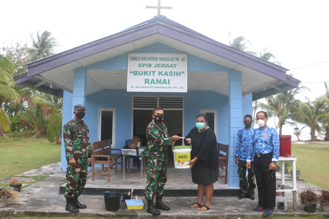 Danlanud RSA Berikan Nantuan Cat Kepada Gereja Oikounmene Lanud Raden Sadjad Danlanud RSA Berikan Nantuan Cat Kepada Gereja Oikounmene Lanud Raden Sadjad