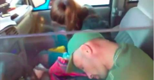 Les policiers découvrent deux parents inconscients dans une voiture, victimes d'une overdose, puis regardent sur la banquette arrière… (Vidéo)