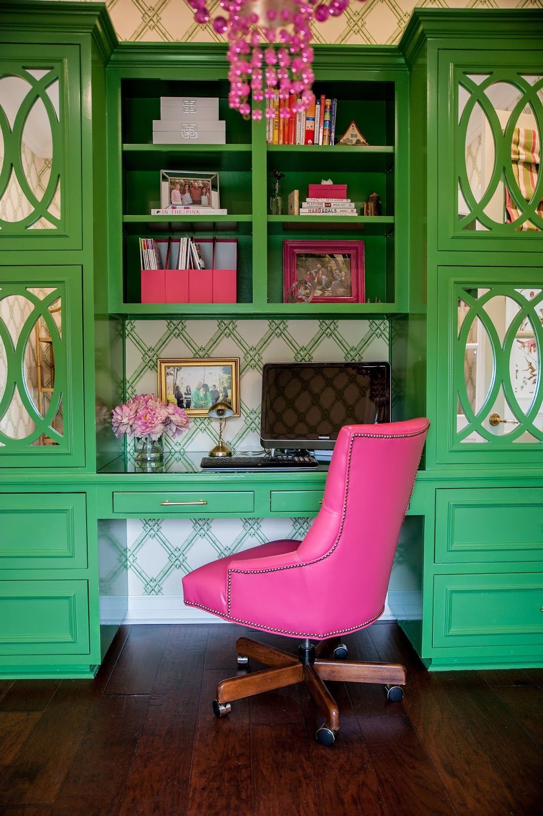 Розово зеленый интерьер. Цветная Медель в интерьере. Яркая мебель в интерьере. Зеленая мебель в интерьере. Разноцветная мебель в интерьере.