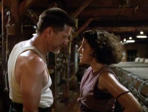 El capataz Warwick (Stephen Macht) y Jane Wisconsky (Kelly Wolf) en La fosa común, de Stephen King - Cine de Escritor El capataz Warwick (Stephen Macht) y Jane Wisconsky (Kelly Wolf) en La fosa común, de Stephen King - Cine de Escritor