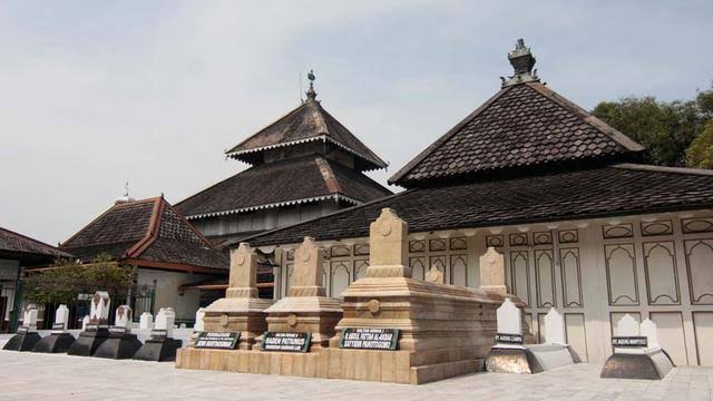 Sejarah Kerajaan Demak Pendiri Letak Silsilah Raja Keruntuhan Peninggalan Cosmogirl