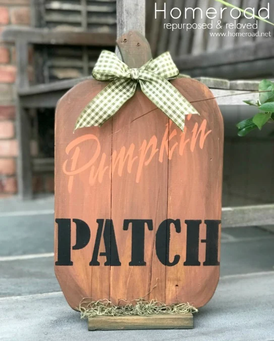 DIY pallet pumpkin sign with a pumpkin patch stencil